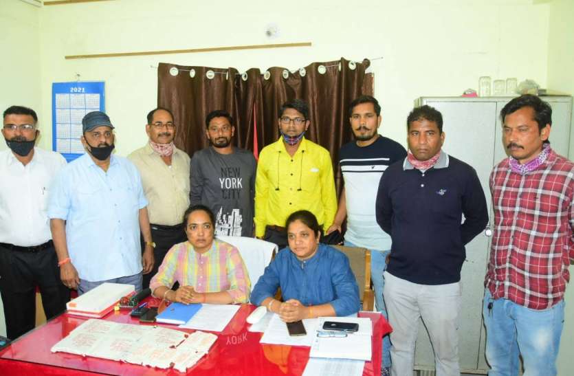 प्रतापगढ़ के दो युवकों सहित नकली नोट के मामले में 5 आरोपी उज्जैन से गिरफ्तार प्रतापगढ़ के दो युवकों सहित नकली नोट के मामले में 5 आरोपी उज्जैन से गिरफ्तार