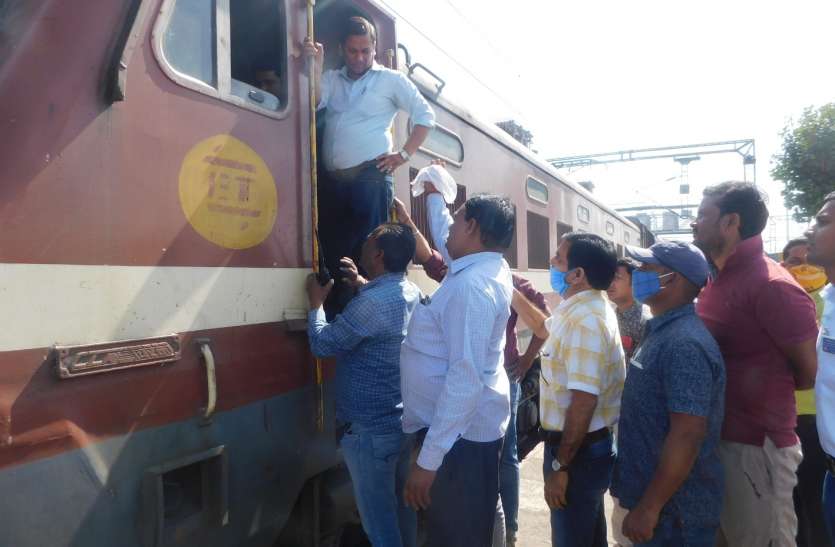 Controversy over taking train ट्रेन ले जाने को लेकर विवाद, आपस में भिड़े लोको पायलट, धक्का-मुक्की व मारपीट भी हुई