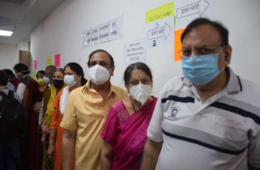 60 वर्ष या इससे अधिक आयु वर्ग के 1283 बुजुर्गों को लगे टीके 60 वर्ष या इससे अधिक आयु वर्ग के 1283 बुजुर्गों को लगे टीके