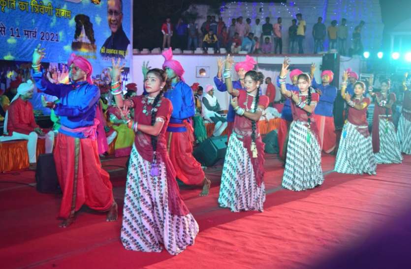 छत्तीसगढ़ी भूले बिसरे गीतों को सुनकर दर्शक झूम उठे छत्तीसगढ़ी भूले बिसरे गीतों को सुनकर दर्शक झूम उठे