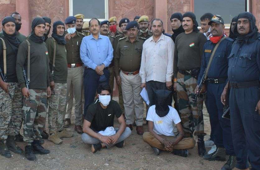 Mukesh Thakur gang's active interstate 90-90 thousand dacoits arrested, arms also recovered मुकेश ठाकुर गैंग के सक्रिय अन्तराराज्यीय 90-90 हजार के दो इनामी डकैत गिरफ्तार, हथियार भी बरामद