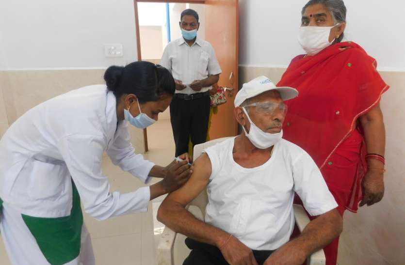 senior citizen reached, the portal cheated, सीनियर सिटीजन पहुंचे, पोर्टल ने दिया दगा, सिर्फ 85 को लगा टीका