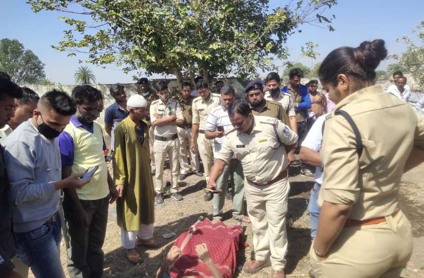 Child died by drowning in a well while taking bath नहाते समय थर्माकोल की सीट पर बैठकर तैर रहा बालक कुएं में डूबा, दोस्तों ने डर के कारण जलाए कपड़े