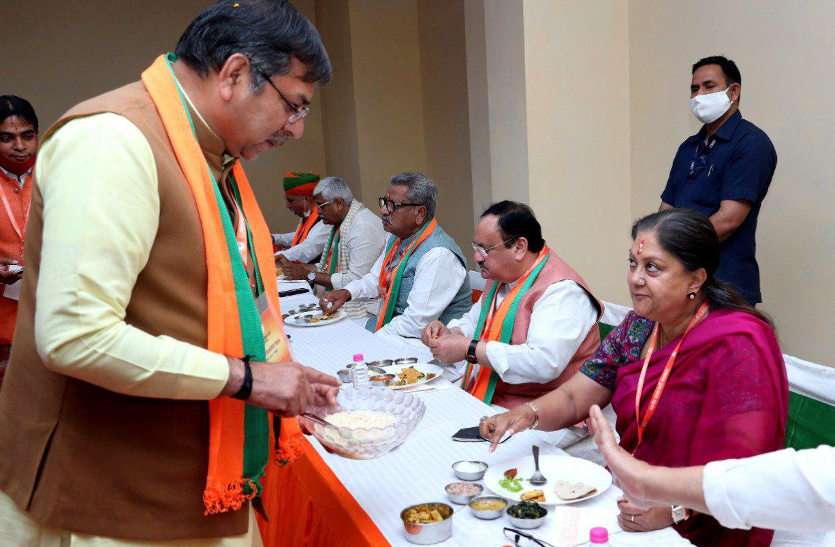 a1.jpg लजीज दावत में सियासी तड़का, परोसगारी में राजे की मनुहार करते नजर आए पूनियां