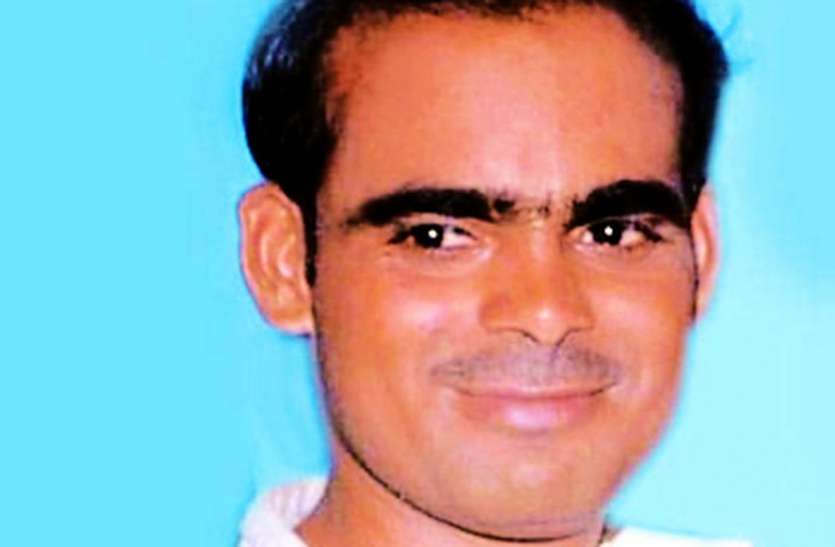 MP के मंत्री के भतीजे का धारदार हथियार से काटकर मर्डर, सुनसान जगह पर पड़ी मिली लाश MP के मंत्री के भतीजे का धारदार हथियार से काटकर मर्डर, सुनसान जगह पर पड़ी मिली लाश