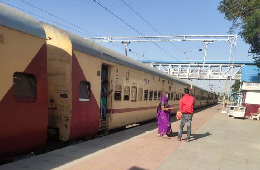 railway news : सालभर बाद खाली ही आई बीना-नागदा, एक भी यात्री नहीं बैठा railway news : सालभर बाद खाली ही आई बीना-नागदा, एक भी यात्री नहीं बैठा