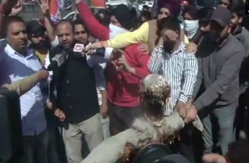 Congress Worker Protest पीएम मोदी ने की गुलाम नबी आजाद की तारीफ तो भड़की कांग्रेस, जम्मू में कार्यकर्ताओं ने किया विरोध, फूंके पुतले