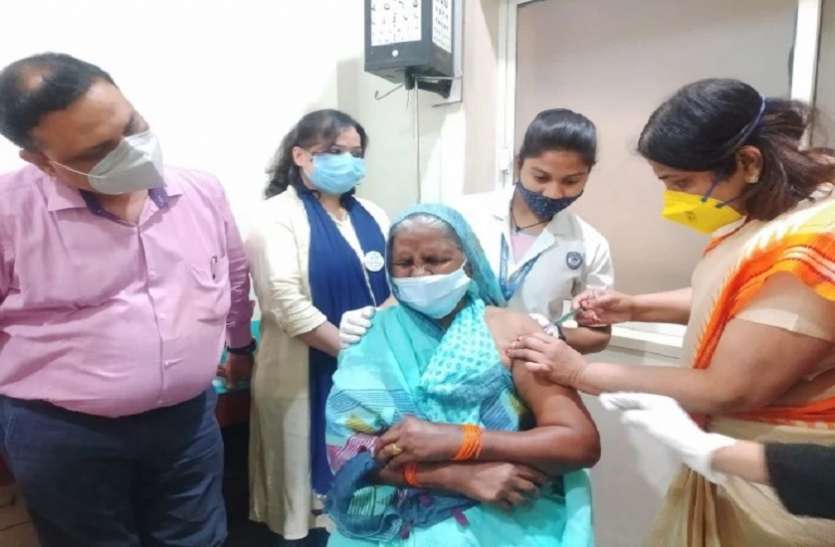 Corona vaccination Corona vaccination को बुजुर्गों में दिखा उत्साह