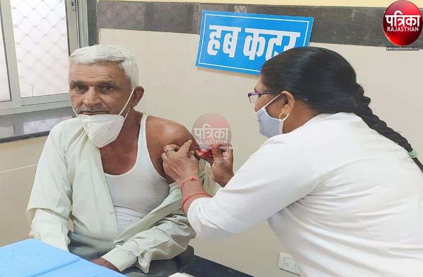 बुजुर्गों ने उत्साह से लगवाया कोविड का टीका बुजुर्गों ने उत्साह से लगवाया कोविड का टीका