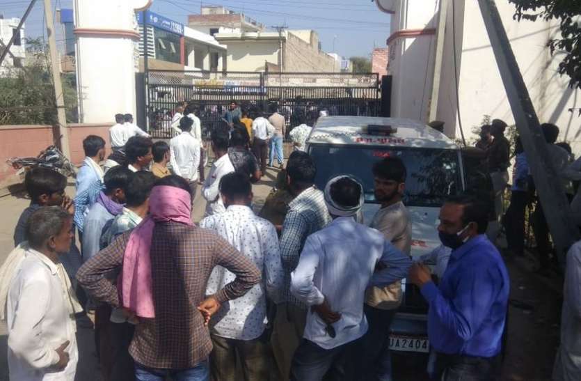 सरसों के दामों को लेकर मंडी में गतिरोध, किसानों ने किया हंगामा सरसों के दामों को लेकर मंडी में गतिरोध, किसानों ने किया हंगामा