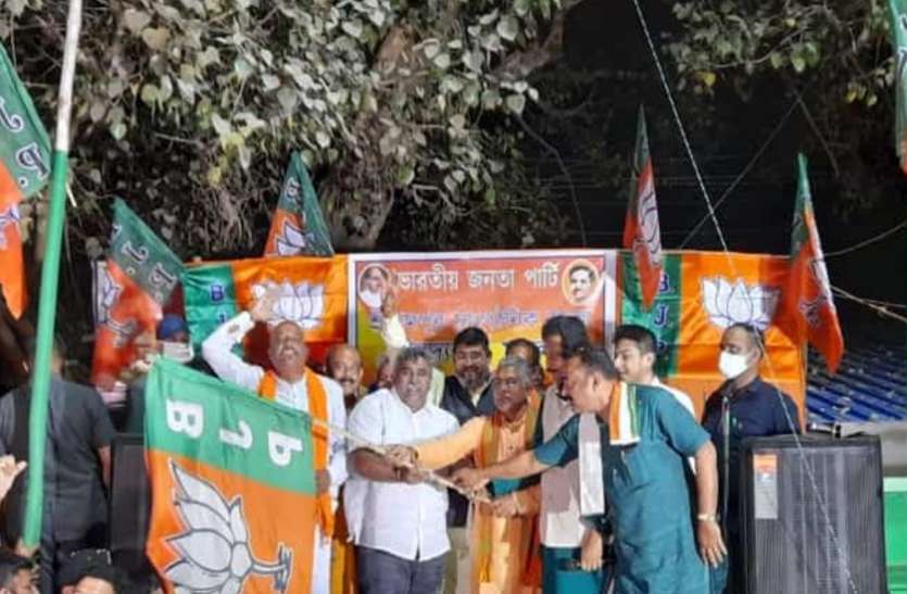jitendra-tiwari-jions-bjp.jpg TMC के एक और विधायक जितेंद्र तिवारी ने जॉइन की बीजेपी, ममता बनर्जी को फिर से लगा झटका