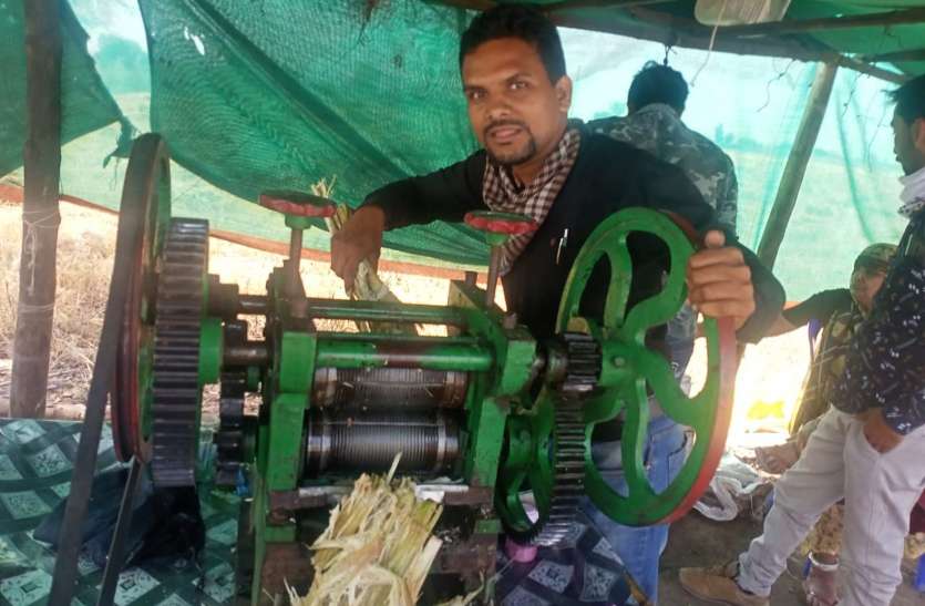 Contract teacher class one and two khargone mp नौकरी का इंतजारः पेट की आग बुझाने दूसरों की प्यास बुझा रहा चयनित शिक्षक