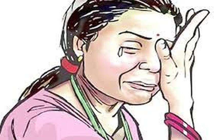 शराब के रुपए के लिए कांस्टेबल बेटे ने मां की लात-घूंसों से की पिटाई शराब के रुपए के लिए कांस्टेबल बेटे ने मां की लात-घूंसों से की पिटाई