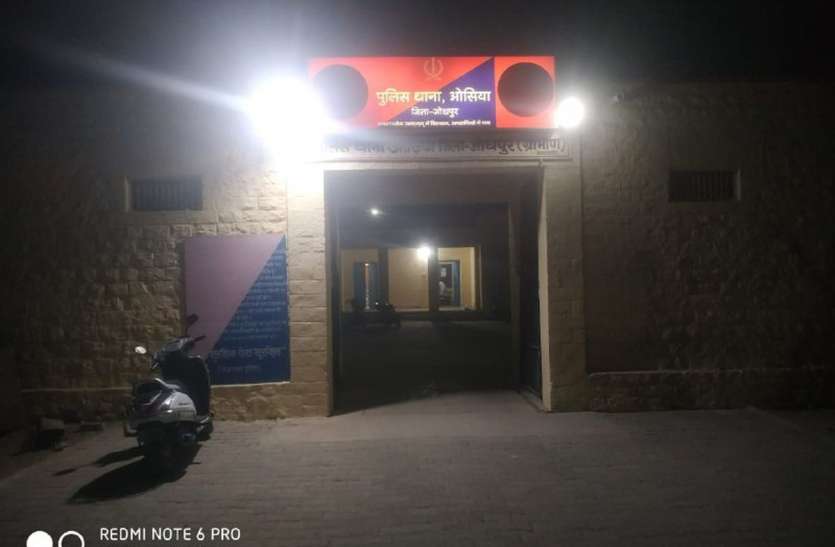 अफीम के 102 पौधे जब्त, आरोपी थाने की खिड़की से फरार अफीम के 102 पौधे जब्त, आरोपी थाने की खिड़की से फरार