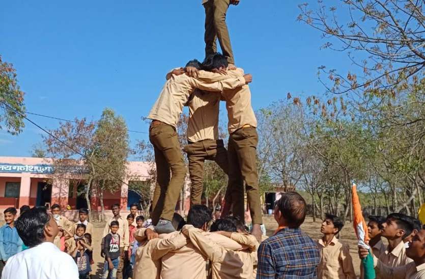 गणेशपुरा विद्यालय में दिखाए करतब गणेशपुरा विद्यालय में दिखाए करतब