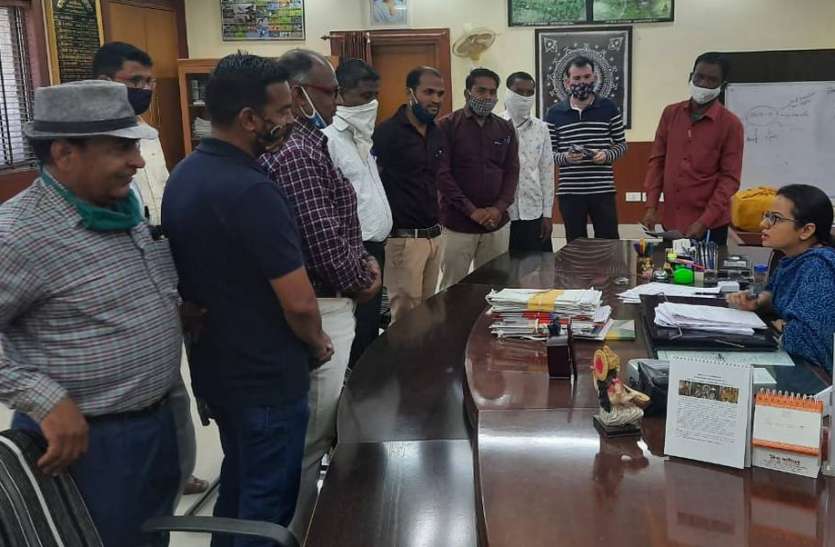 पटवारियों की कलमबन्द हड़ताल से किसान एवं आमजन के कार्य प्रभावित पटवारियों की कलमबन्द हड़ताल से किसान एवं आमजन के कार्य प्रभावित
