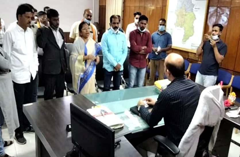 भिलाई निगम के वार्ड आरक्षण में जमकर हंगामा, जानिए किन दिग्गजों का कटा पत्ता, किनके चेहरे खिले भिलाई निगम के वार्ड आरक्षण में जमकर हंगामा, जानिए किन दिग्गजों का कटा पत्ता, किनके चेहरे खिले