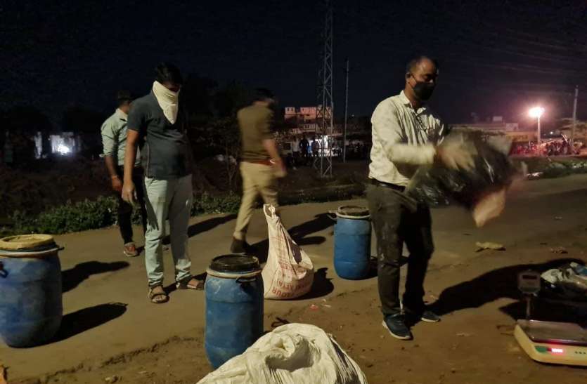 बांसवाड़ा में एटीएस और एसओजी के साथ पुलिस का छापा, करोड़ों की प्रतिबंधित ड्रग बरामद बांसवाड़ा में एटीएस और एसओजी के साथ पुलिस का छापा, करोड़ों की प्रतिबंधित ड्रग बरामद