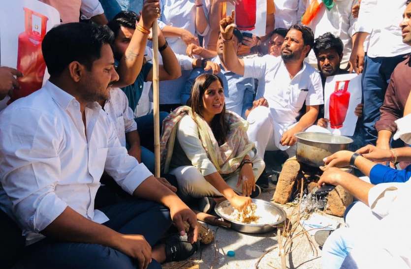 Youth Congress protests on stove made bread यूथ कांग्रेस ने चूल्हे पर रोटी बना जताया विरोध