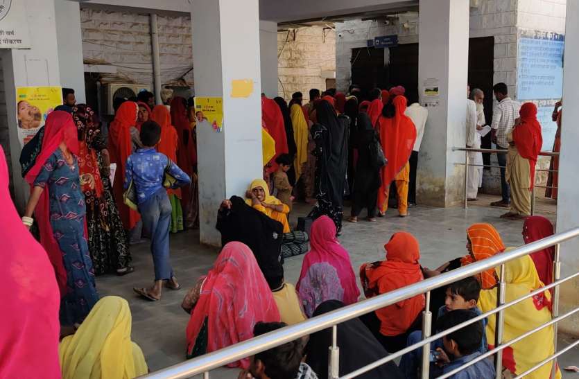संविदाकर्मियों ने बंद किया कार्य, मरीज हुए परेशान संविदाकर्मियों ने बंद किया कार्य, मरीज हुए परेशान