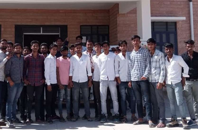 कॉलेज भवन का निर्माण करवाने व शिक्षण कार्य शुरू करने की मांग को लेकर निकाला जुलूस कॉलेज भवन का निर्माण करवाने व शिक्षण कार्य शुरू करने की मांग को लेकर निकाला जुलूस
