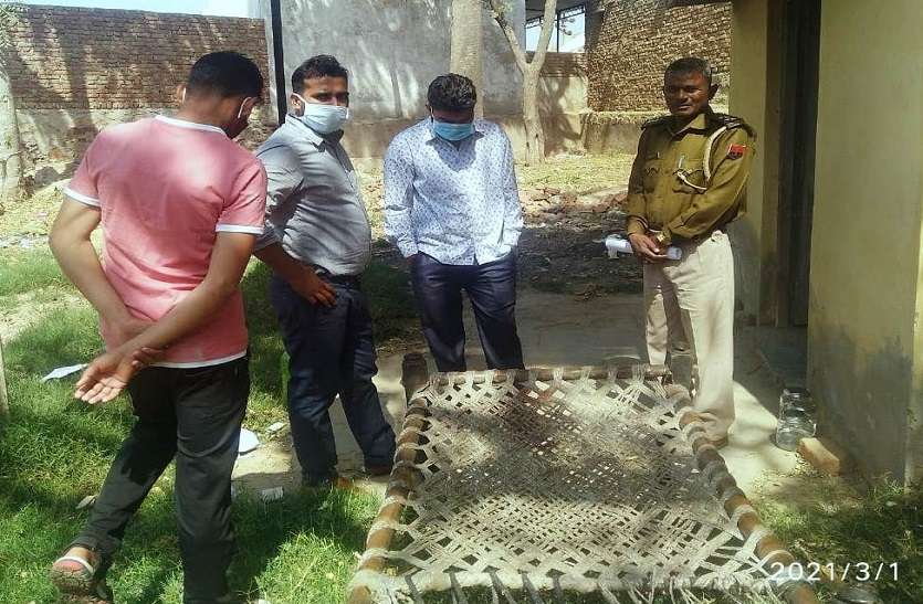 खेत पर सो रही महिला लाठी-डंडे से पीट-पीटकर की हत्या खेत पर सो रही महिला लाठी-डंडे से पीट-पीटकर की हत्या