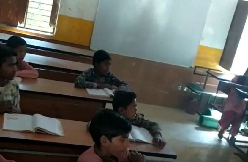 कोरोना काल में स्कूल खुलने के पहले ही दिन बगैर मास्क के क्लास रूम में दिखाई दिए बच्चे, टीचरों ने पढ़ाना नहीं समझा मुनासिब कोरोना काल में स्कूल खुलने के पहले ही दिन बगैर मास्क के क्लास रूम में दिखाई दिए बच्चे, टीचरों ने पढ़ाना नहीं समझा मुनासिब