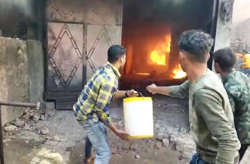 screenshot_from_2021-03-02_14-38-31.jpg अवैध पेट्रोल के गोदाम में भीषण आग, धमाके के साथ फटे ड्रम, मालिक समेत तीन झुलसे