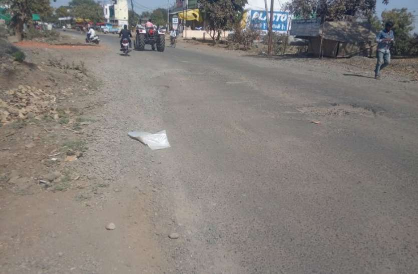 सड़क 50 हजार की राह आसान करने वाली दो किमी सड़क बदहाल