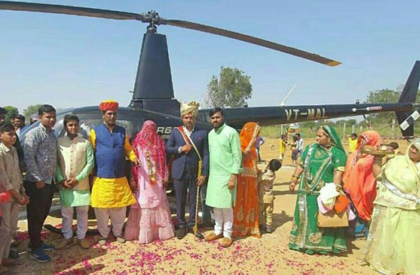 जयपुर जिले के एक गांव में हुई अनूठी शादी, बेटी की विदाई देखने उमड़े लोग जयपुर जिले के एक गांव में हुई अनूठी शादी, बेटी की विदाई देखने उमड़े लोग
