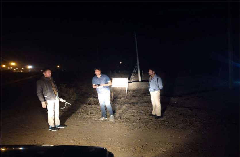 Team doing inspection at night to stop illegal excavation अवैध उत्खनन रोकने रात में टीम कर रही निरीक्षण, नदी तक जाती है टीम