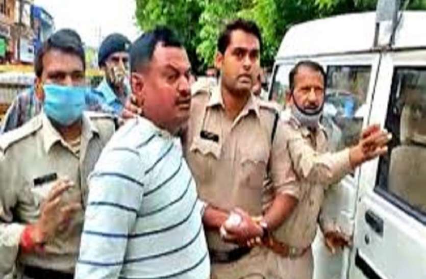 बिकरू कांड: इस तरह हुई असलहों की सौदेबाजी, इस बसपा नेता के रेस्टोरेंट के पीछे असलहा किए गए थे टेस्ट बिकरू कांड: इस तरह हुई असलहों की सौदेबाजी, इस बसपा नेता के रेस्टोरेंट के पीछे असलहा किए गए थे टेस्ट