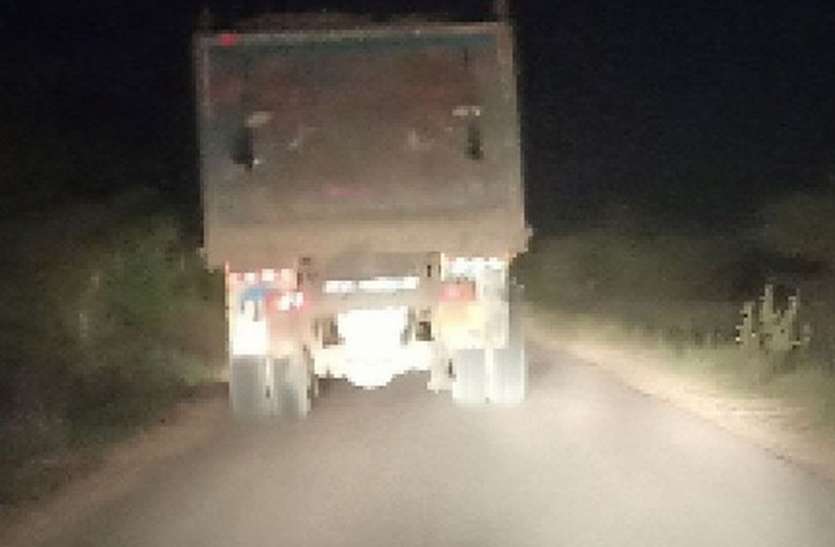 धड़ल्ले से हो रहा अवैध मिट्टी खनन धड़ल्ले से हो रहा अवैध मिट्टी खनन