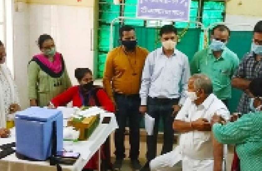 वरिष्ठ नागरिकों को लगाए टीके वरिष्ठ नागरिकों को लगाए टीके