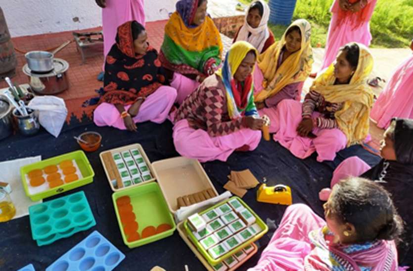 01_7.jpg आदिवासी कृषक महिलाओं ने एक माह में बेचे दो लाख कीमत के साबुन