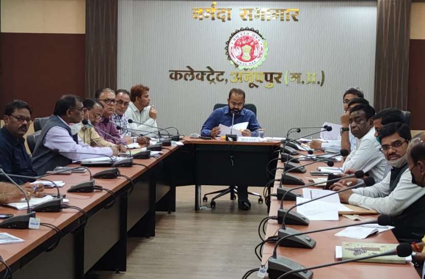 Officers ignored on problems of common people, notice to 18 department आम जनों की समस्याओं पर अधिकारियों की अनदेखी, 18 विभाग प्रमुखों को नोटिस