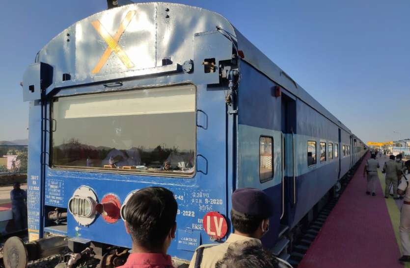 नैनपुर से भोमा तक पहुंची सीआरएस की ट्रेन, हजारों की संख्या में देखने उमड़े लोग नैनपुर से भोमा तक पहुंची सीआरएस की ट्रेन, हजारों की संख्या में देखने उमड़े लोग