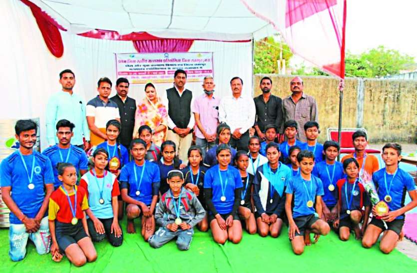 Honored by awarding winners विजेताओं को पुरस्कार देकर किया सम्मानित