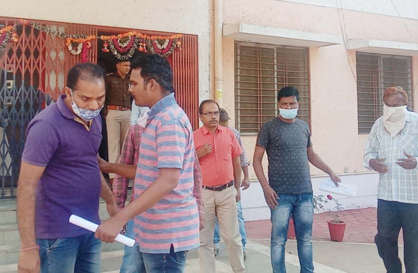 शासकीय राशन गेहूं की अफरा-तफरी के मामले में 4 लोगों को कलेक्टर ने भेजा जेल शासकीय राशन गेहूं की अफरा-तफरी के मामले में 4 लोगों को कलेक्टर ने भेजा जेल