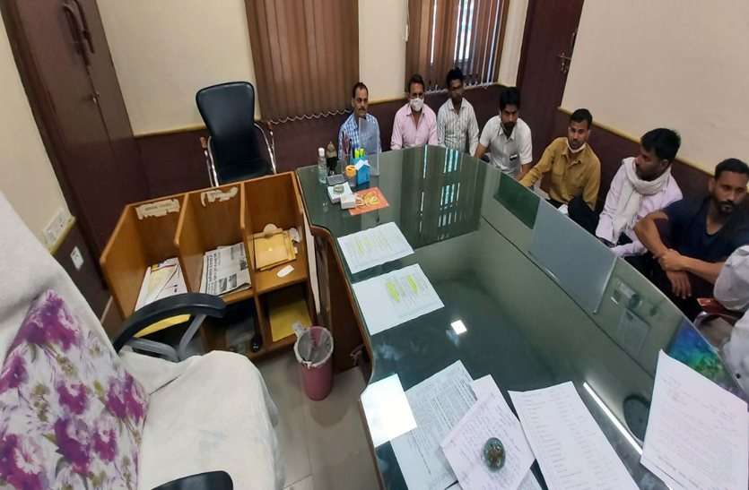 कांग्रेस पार्षदों ने न्यास सचिव कक्ष में दिया धरना कांग्रेस पार्षदों ने न्यास सचिव कक्ष में दिया धरना