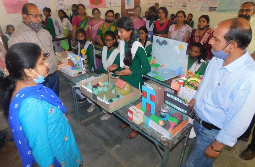 राष्ट्रीय विज्ञान दिवस : 15 छात्राओं ने बनाया मॉडल, देखकर दंग रह गए शिक्षक राष्ट्रीय विज्ञान दिवस : 15 छात्राओं ने बनाया मॉडल, देखकर दंग रह गए शिक्षक