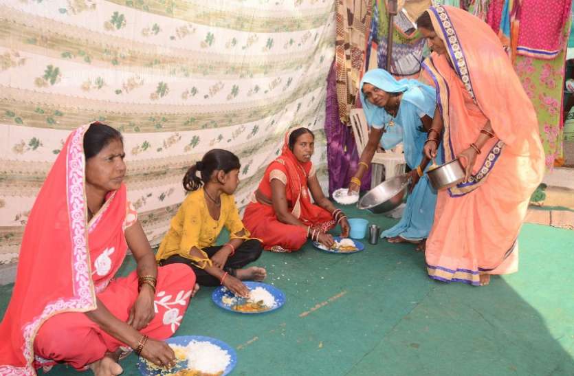 राजिम माघी पुन्नी मेले में खुले दाल-भात सेंटर राजिम माघी पुन्नी मेले में खुले दाल-भात सेंटर