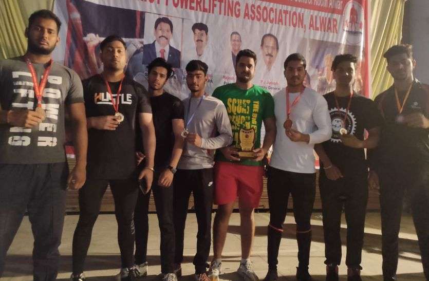 Players of Dholpur at the state level showed power in power lifting पावर लिफ्टिंग में राज्य स्तर पर धौलपुर के खिलाडिय़ों ने दिखाया दम