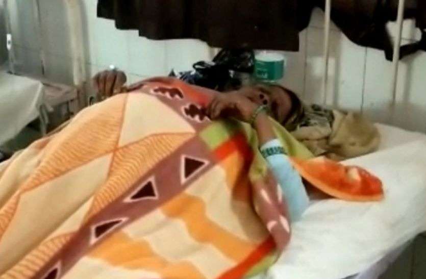 Fresh off miscreants, elderly woman made victim of poisoning between bank and hospital बदमाशों के हौसले बुलंद, बैंक और अस्पताल के बीच से बुजुर्ग महिला को बनाया जहरखुरानी का शिकार