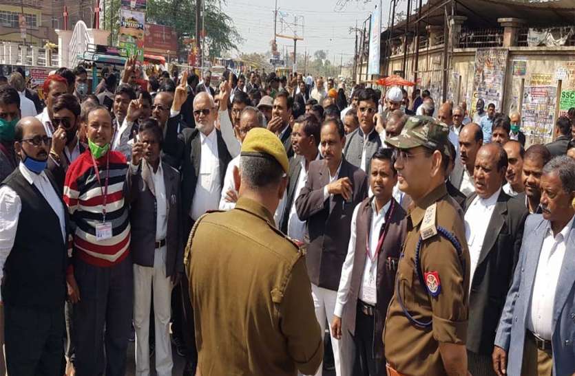 प्रदर्शन करते अधिवक्ता अब हफ्ते में एक दिन न्यायिक कार्य नहीं करेंगे दीवानी के अधिवक्ता... यह है वजह