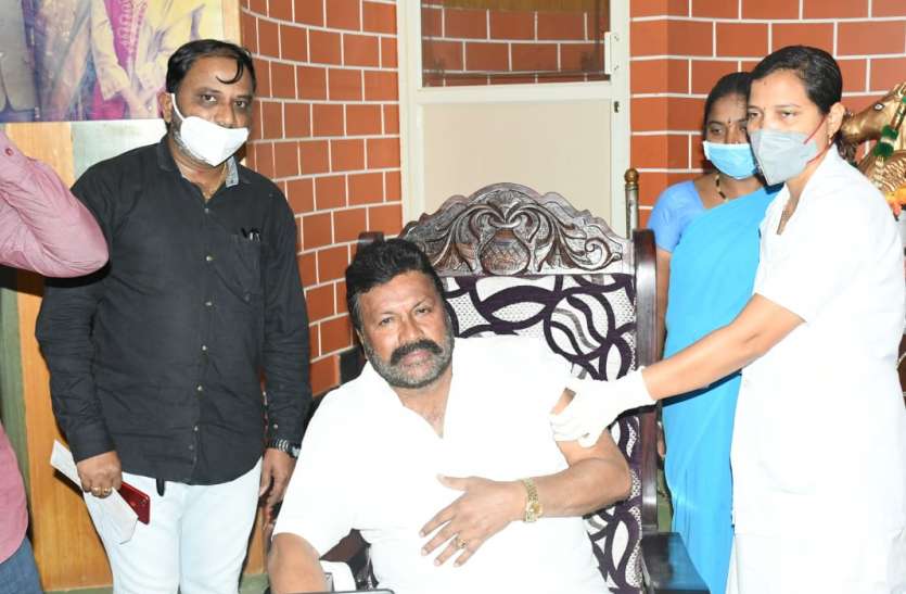 bc_patil.jpg मंत्री ने घर में लगवाया टीका, विवादों में घिरे तो कहा डाका तो नहीं डाला
