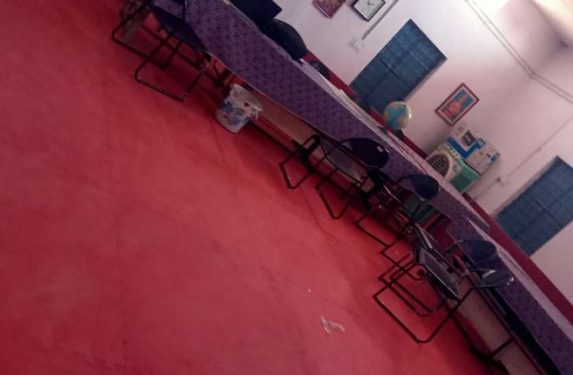 स्कूल ऑफिस में बिछा ली कबड्डी की मेट, पथरीले मैदान में चोटिल हो रहे खिलाड़ी स्कूल ऑफिस में बिछा ली कबड्डी की मेट, पथरीले मैदान में चोटिल हो रहे खिलाड़ी