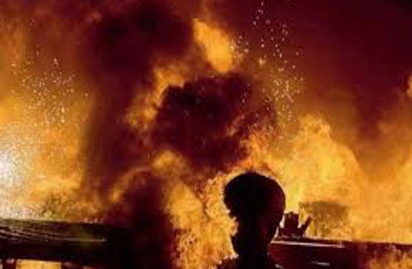 पैसे नहीं हैं कहकर मां ने मोबाइल खरीदने से किया मना तो बेटे ने खुद को जिंदा जला लिया पैसे नहीं हैं कहकर मां ने मोबाइल खरीदने से किया मना तो बेटे ने खुद को जिंदा जला लिया