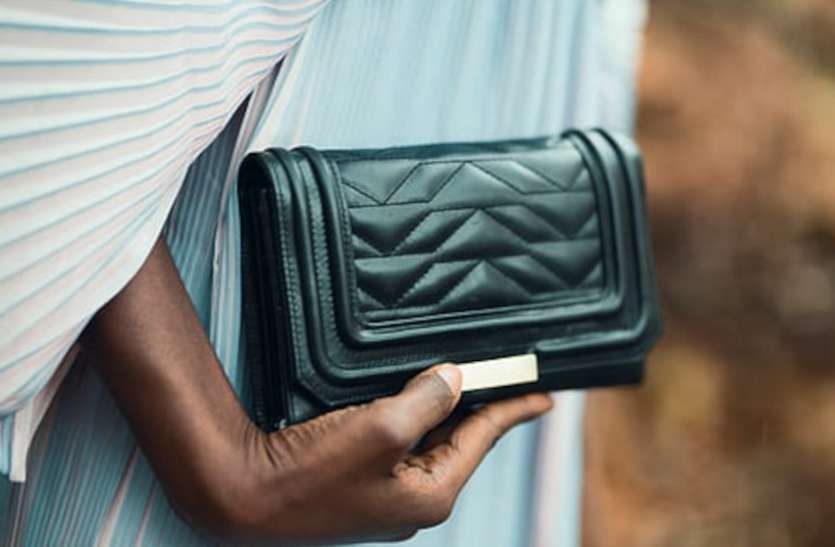 free_purse.jpg स्टोन और पर्ल क्लच बैग से सुंदरता में लगेंगे चार चांद