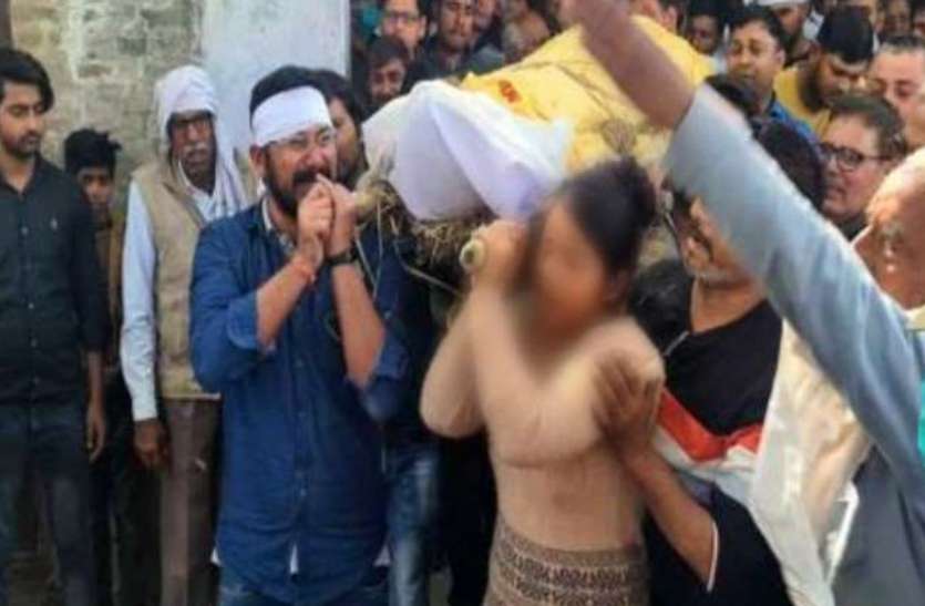 hathras-murder-case.jpg Hathras Murder Case: पिता की अर्थी को कांधा देने के बाद बेटे बोली- हत्यारों का एनकाउंटर करे पुलिस